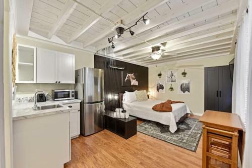 Hostal House With In-law-quarters King Bed Office