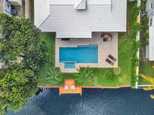 Palm Breeze Waterfront Delight