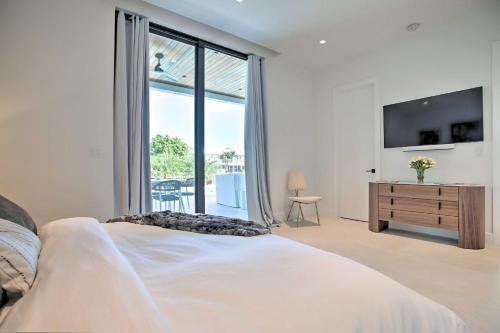 Sleek And Chic Waterfront Home With Private Pool!