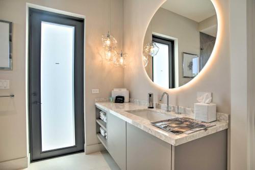 Sleek And Chic Waterfront Home With Private Pool!