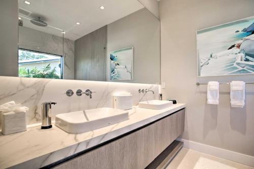 Sleek And Chic Waterfront Home With Private Pool!