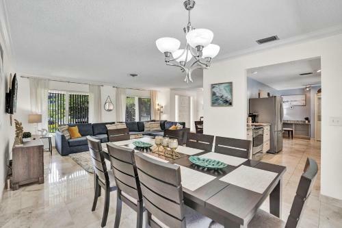 Family Friendly Home- 7 Minutes From The Beach!