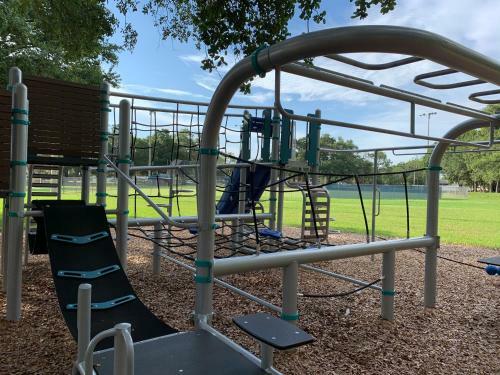 House 3br 1-bath, 8-min From Indian Rocks Beach, Nice Park Thru Back Gate