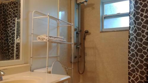 House 3br 1-bath, 8-min From Indian Rocks Beach, Nice Park Thru Back Gate
