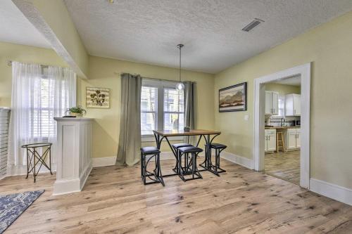 Charming And Central Jacksonville Home With Porch