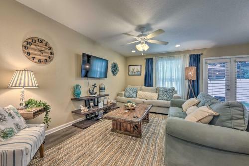 Bright Jacksonville Townhome 3 Mi To Beach!