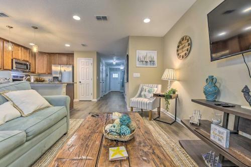 Bright Jacksonville Townhome 3 Mi To Beach!