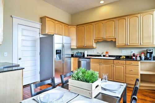 Airy Apartment In Historic Springfield