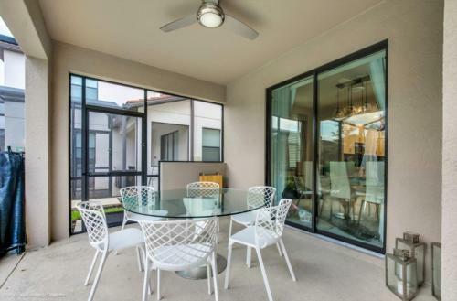 Spectacular Lassie Pool House View