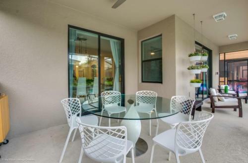 Spectacular Lassie Pool House View