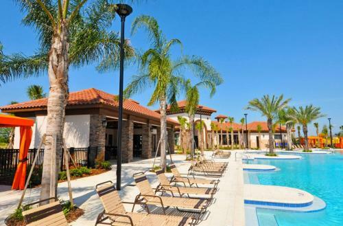 Spectacular Lassie Pool House View
