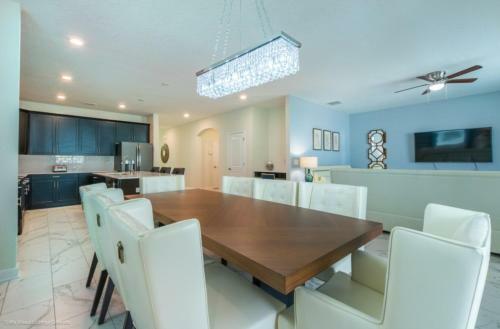 Fun & Luxury Restaurant Great Up To 27 People