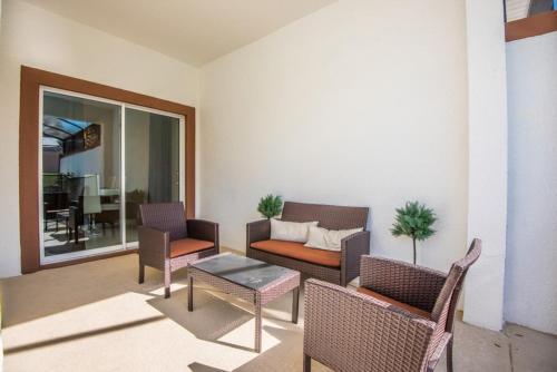 Dramatic Luxury 4 Bedroom Townhome With Pool Townhouse