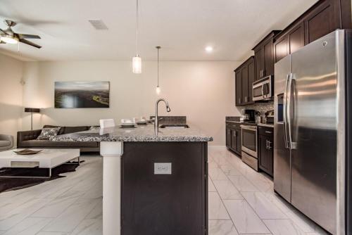 Dramatic Luxury 4 Bedroom Townhome With Pool Townhouse