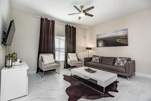 Dramatic Luxury 4 Bedroom Townhome With Pool Townhouse