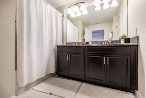 Dramatic Luxury 4 Bedroom Townhome With Pool Townhouse