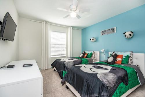 Dramatic Luxury 4 Bedroom Townhome With Pool Townhouse
