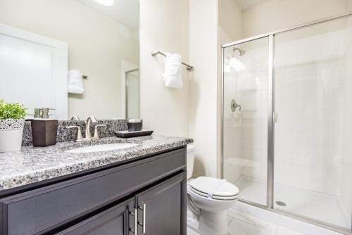 Dramatic Luxury 4 Bedroom Townhome With Pool Townhouse