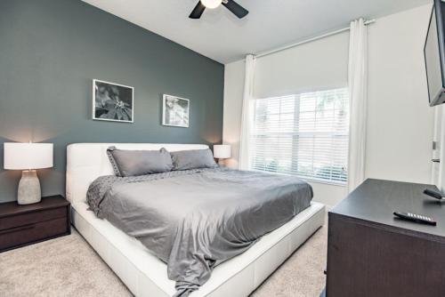 Dramatic Luxury 4 Bedroom Townhome With Pool Townhouse