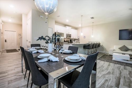 Pristine 4 Bedroom Town Home With Pool Spa Townhouse