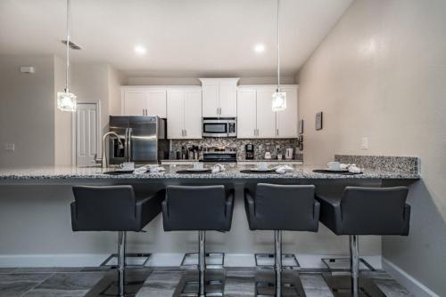 Pristine 4 Bedroom Town Home With Pool Spa Townhouse