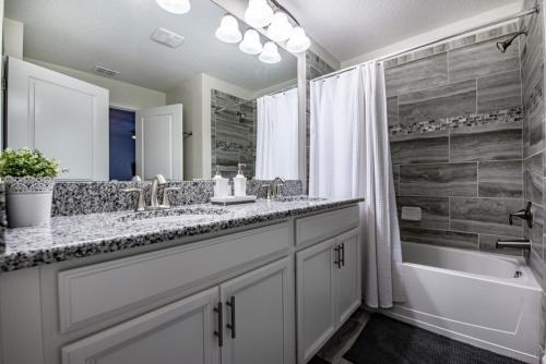 Pristine 4 Bedroom Town Home With Pool Spa Townhouse
