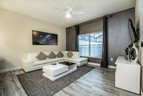 Pristine 4 Bedroom Town Home With Pool Spa Townhouse