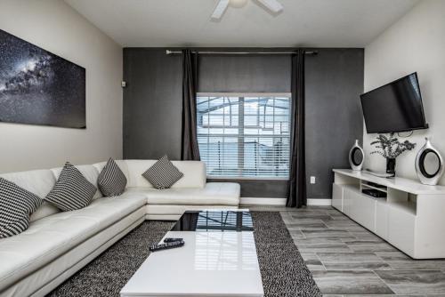 Pristine 4 Bedroom Town Home With Pool Spa Townhouse