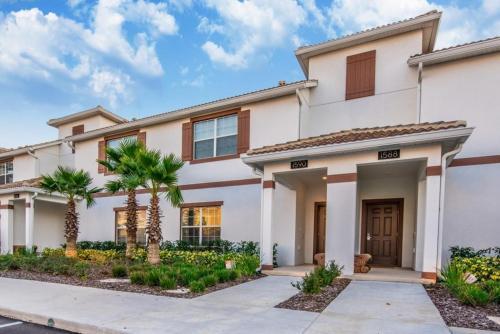 Pristine 4 Bedroom Town Home With Pool Spa Townhouse