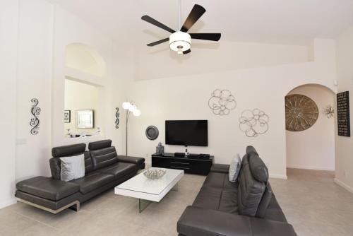 Solterra Resort-4 Bdm In A Resort Style Community Home