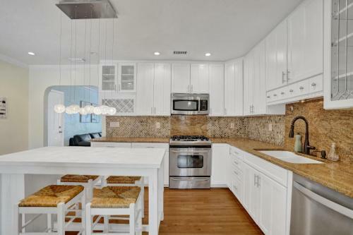 Tropical 3 Bedroom Villa With Heated Pool Mins To Beach