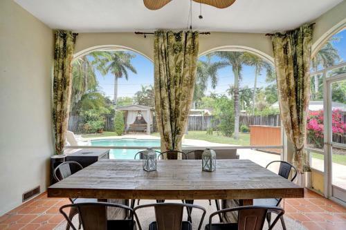 Tropical 3 Bedroom Villa With Heated Pool Mins To Beach