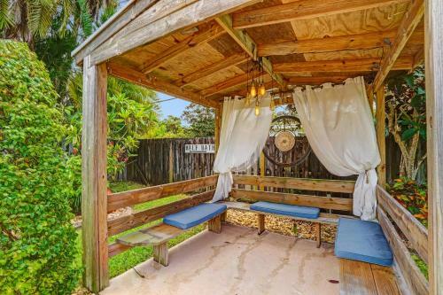 Tropical 3 Bedroom Villa With Heated Pool Mins To Beach