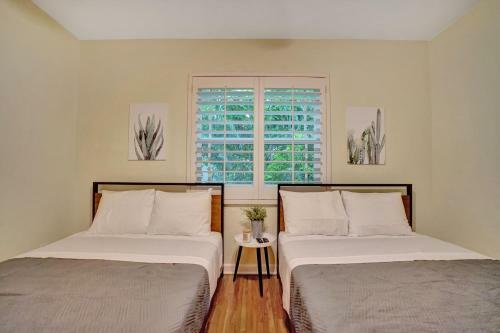Tropical 3 Bedroom Villa With Heated Pool Mins To Beach