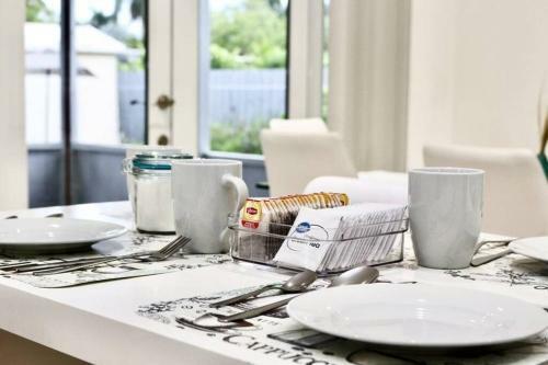 Cozy House In Hollywood + Decaf + Tea And More!