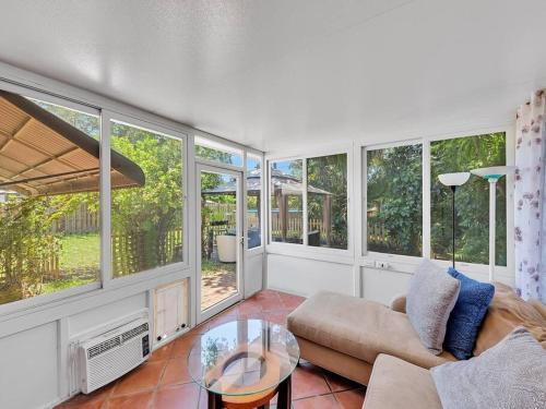 Supervilla - 3br/1ba - Pool - 5 Mins To Beach