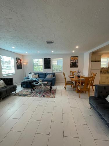 Supervilla - 6 Mins To Beach - Heated Pool