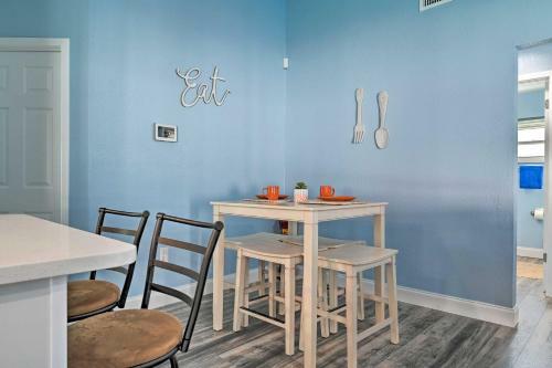 Port Richey Getaway With Lanai, Pool And Grill!