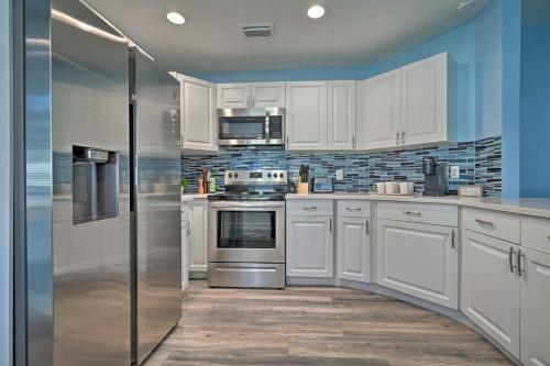 Port Richey Getaway With Lanai, Pool And Grill!