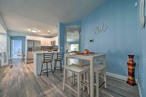 Port Richey Getaway With Lanai, Pool And Grill!