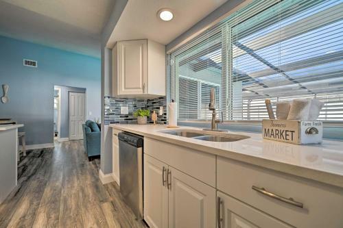 Port Richey Getaway With Lanai, Pool And Grill!