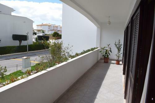 Apartamento T2 Com Piscina E Wifi A 350 Metros Da Praia