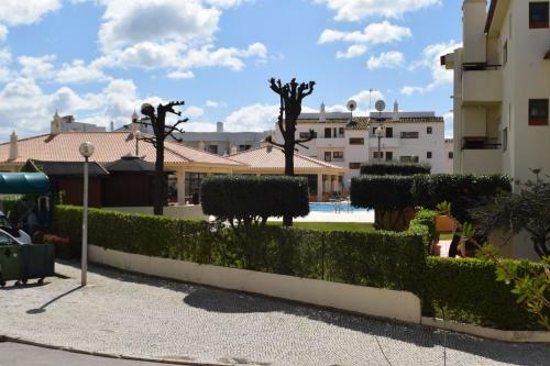 Apartamento T2 Com Piscina E Wifi A 350 Metros Da Praia
