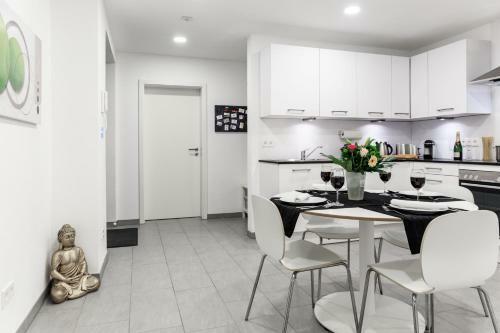 Apartment Westend Mit 4-zimmern, Au�enbereich Und Eigenem Parkplatz