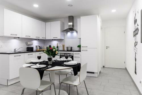 Apartment Westend Mit 4-zimmern, Au�enbereich Und Eigenem Parkplatz