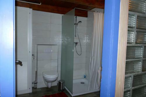 Charmantes, Ger�umiges Ferienhaus In Boddenn�he