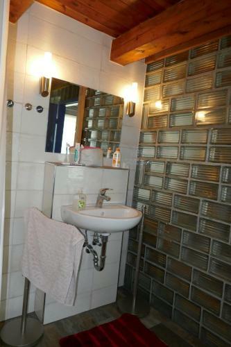 Charmantes, Ger�umiges Ferienhaus In Boddenn�he