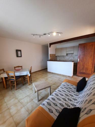 4 People Apartment 350 M From The Sea