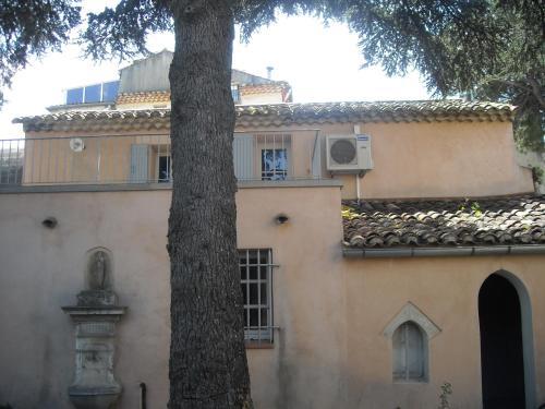 Maison de Ville Aux Couleurs Proven�ales.
