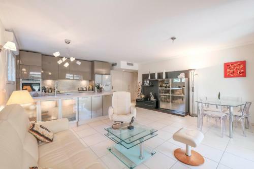 Pleasant 2 Bedroom Apartment With Pool